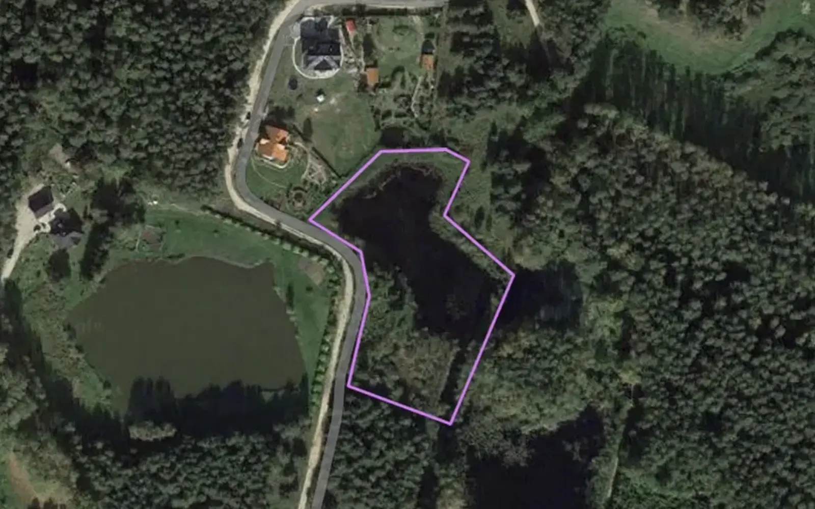 Zdjęcie satelitarne z zaznaczonymi granicami działki i prywatnym stawem